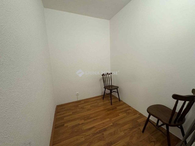Kiadó panellakás, albérlet, Pécsett 180 E Ft / hó, 3 szobás