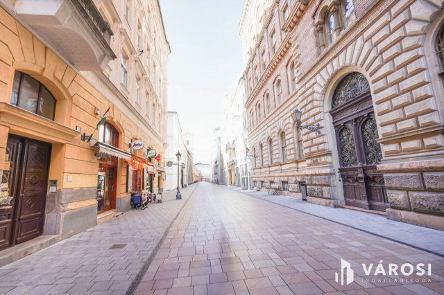 Eladó téglalakás, Budapesten, V. kerületben 31.9 M Ft, 1 szobás