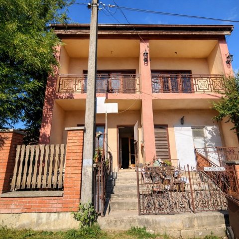 Eladó családi ház, Valkón 45.99 M Ft, 8 szobás