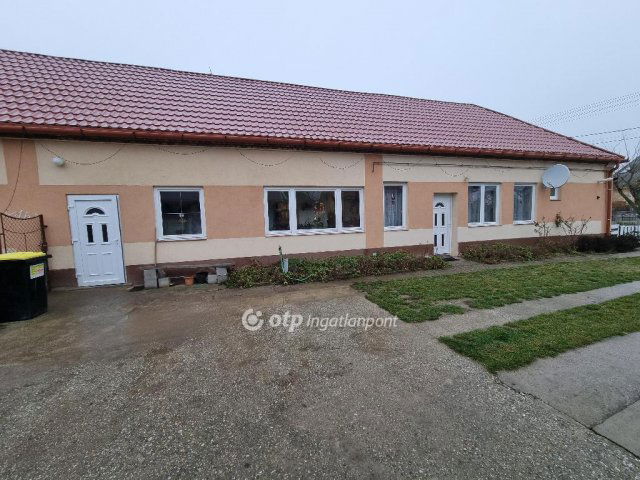 Eladó családi ház, Bakonytamásin 44.99 M Ft, 2 szobás
