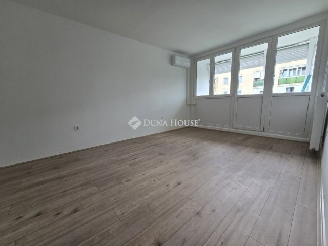 Eladó panellakás, Pécsett 49.7 M Ft, 2 szobás