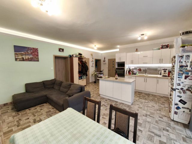 Eladó téglalakás, Dunaújvárosban 73.5 M Ft, 4 szobás