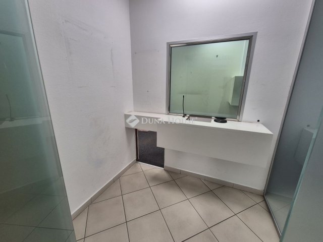 Kiadó üzlethelyiség, Tatabányán 1270 E Ft / hó