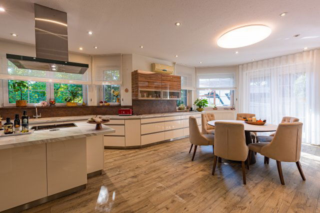 Eladó családi ház, Pilisvörösváron 318 M Ft, 5 szobás