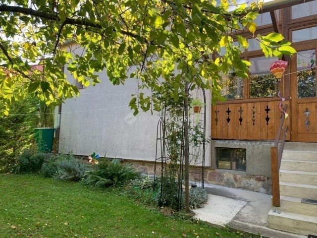 Eladó családi ház, Pécsett 149.9 M Ft, 6 szobás