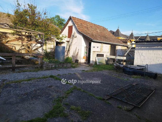 Eladó családi ház, Decsen 11 M Ft, 3 szobás