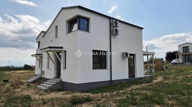 Eladó ikerház, Vácon 93.9 M Ft, 4 szobás / költözzbe.hu
