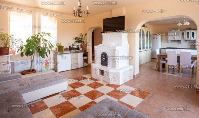 Eladó családi ház, Szentendrén 164.9 M Ft, 8 szobás