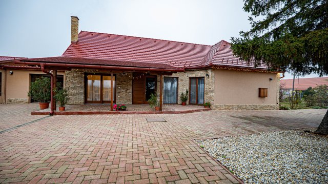 Eladó családi ház, Szekszárdon 99.6 M Ft, 3 szobás