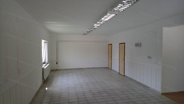 Kiadó üzlethelyiség, Komáromban 180 E Ft / hó, 2 szobás
