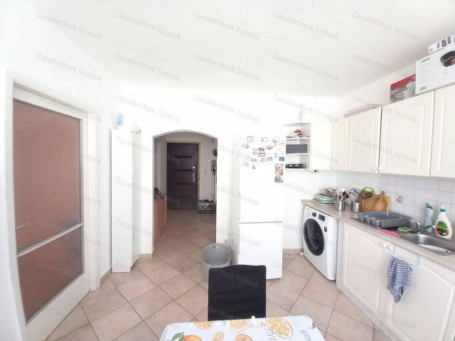 Eladó panellakás, Szolnokon 34.99 M Ft, 3 szobás