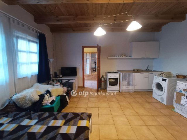 Eladó családi ház, Vértesbogláron 89.9 M Ft, 8 szobás