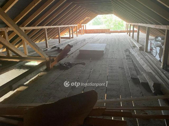 Eladó családi ház, Látrányon 62.8 M Ft, 9 szobás