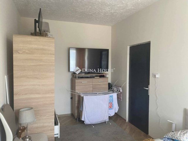 Eladó téglalakás, Komlón 25 M Ft, 3 szobás