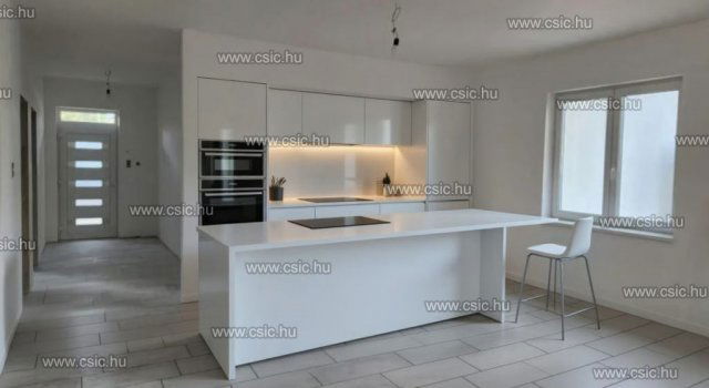 Eladó családi ház, Budapesten, XXI. kerületben, Királyerdő úton