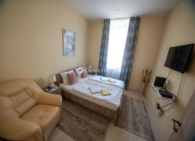 Eladó téglalakás, Szegeden 90 M Ft, 4 szobás