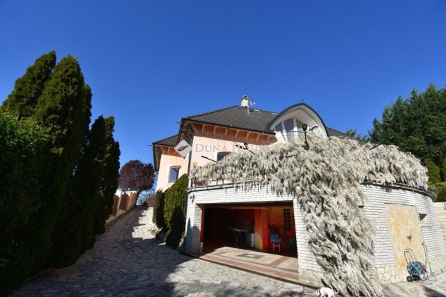 Eladó családi ház, Csömörön 274.9 M Ft, 7 szobás