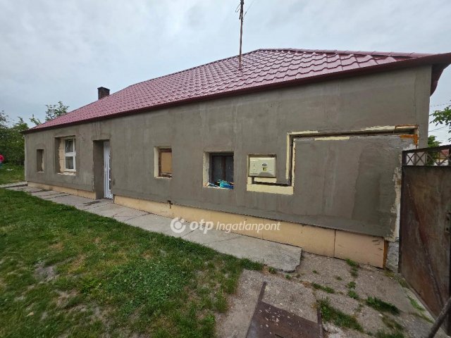 Eladó családi ház, Adásztevelen 37.5 M Ft, 2 szobás