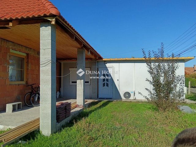 Eladó családi ház, Törtelen 30.9 M Ft, 2 szobás