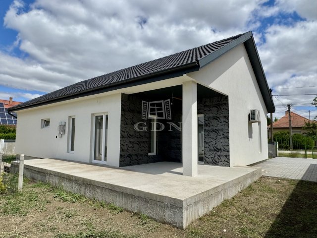 Eladó családi ház, Baracskán 85 M Ft, 3 szobás