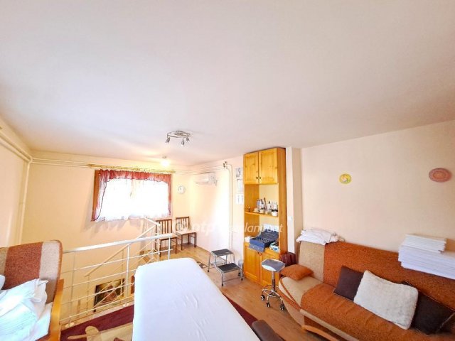 Eladó családi ház, Szolnokon 95 M Ft, 9 szobás