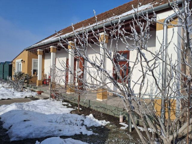 Eladó családi ház, Adácson 35 M Ft, 2 szobás