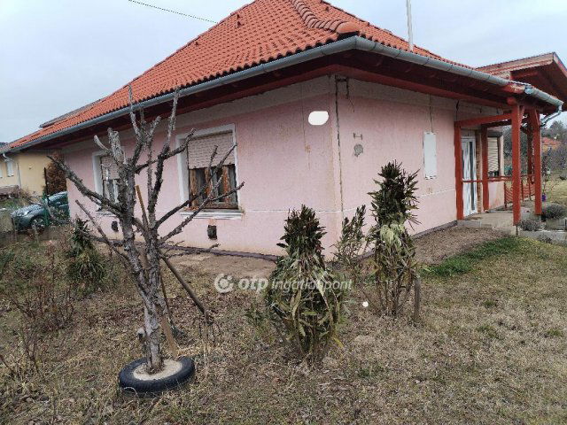 Eladó családi ház, Kulcson 41 M Ft, 2 szobás