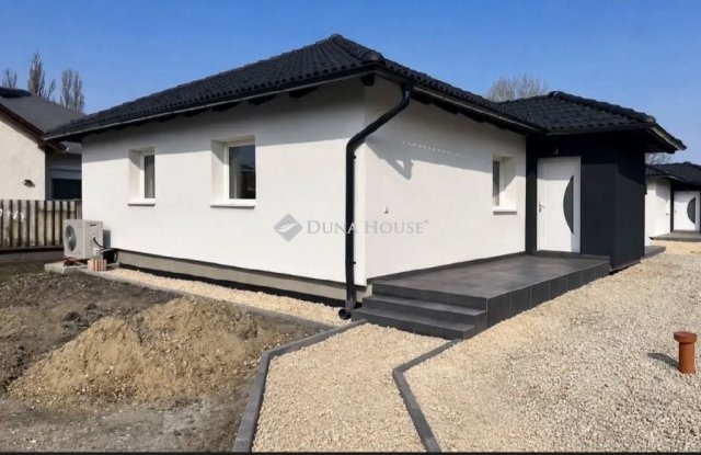 Eladó ikerház, Bicskén 89.9 M Ft, 4 szobás