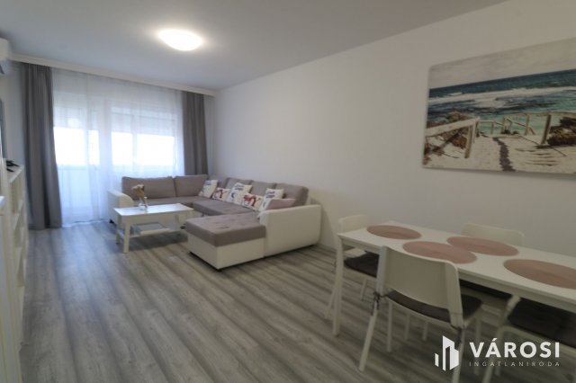 Eladó panellakás, Szegeden 63.9 M Ft, 3 szobás