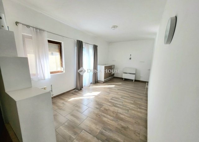 Eladó családi ház, Kiskunlacházán 79.9 M Ft, 6+2 szobás