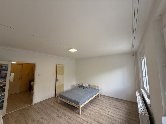 Eladó panellakás, Veszprémben 30 M Ft, 1 szobás