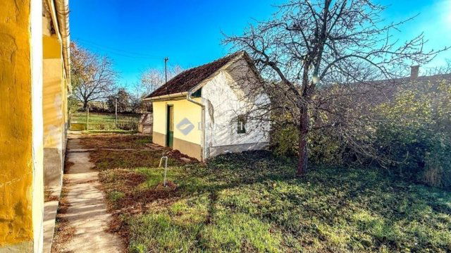 Eladó családi ház, Lajoskomáromban 9.7 M Ft, 2 szobás