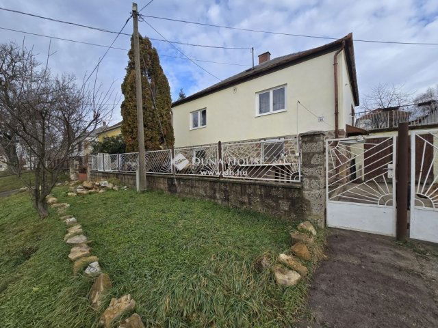 Eladó családi ház, Komlón 29.9 M Ft, 3 szobás