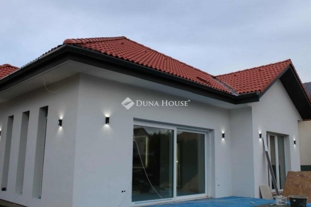 Eladó családi ház, Budakalászon 219 M Ft, 4 szobás