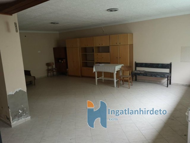 Kiadó mezogazdasagi ingatlan, Lakhegyen 450 E Ft / hó