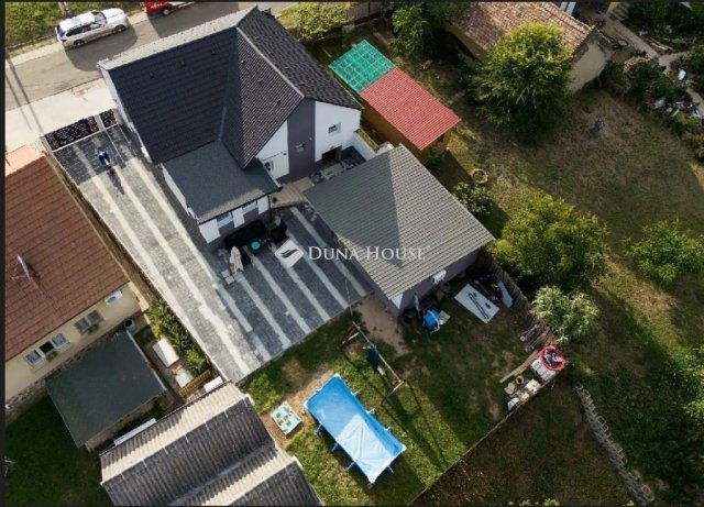 Eladó családi ház, Pécsett 96.5 M Ft, 3 szobás