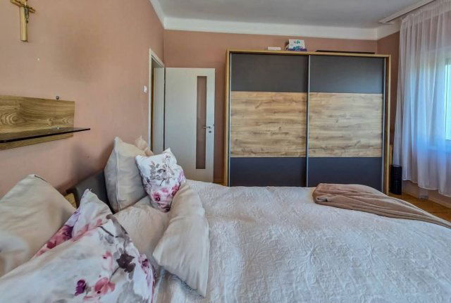 Eladó családi ház, Sopronban 198 M Ft, 7 szobás