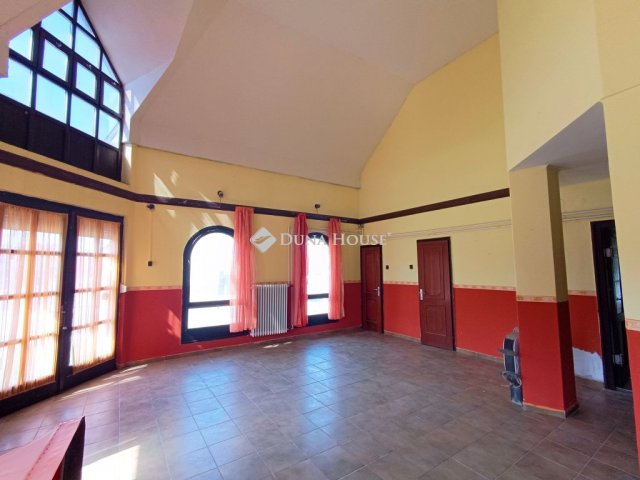 Eladó családi ház, Tolnán 35.499 M Ft, 8 szobás