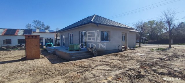 Eladó ikerház, Újszentivánon 90 M Ft, 4 szobás