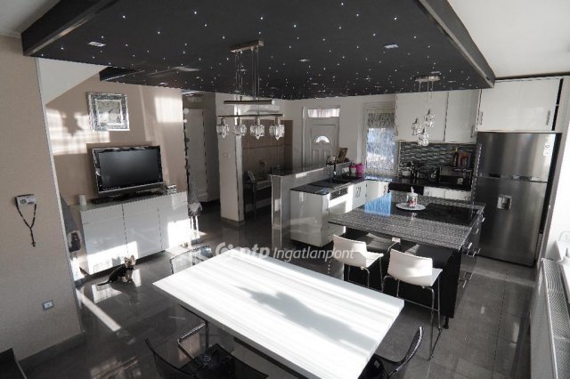 Eladó családi ház, Ercsiben 215 M Ft, 4 szobás