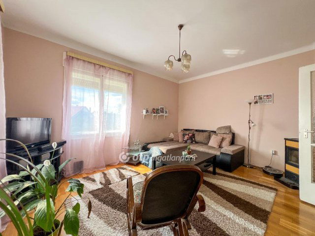 Eladó családi ház, Vecsésen 74.9 M Ft, 8 szobás