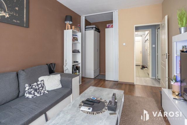 Eladó téglalakás, Szegeden 18 M Ft, 2 szobás