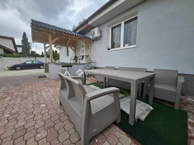 Eladó családi ház, Szadán 159 M Ft, 7 szobás