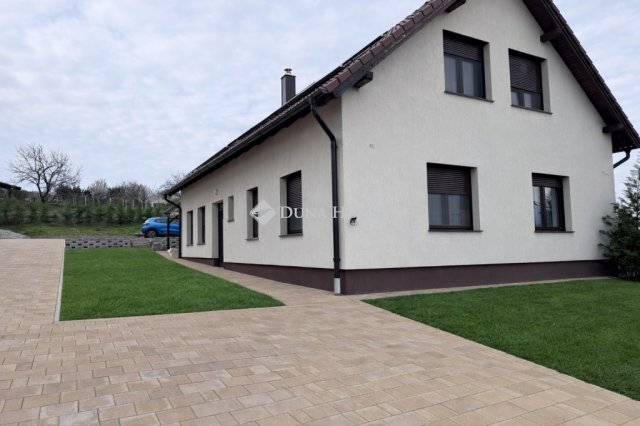 Eladó családi ház, Pécsváradon 139.9 M Ft, 7 szobás