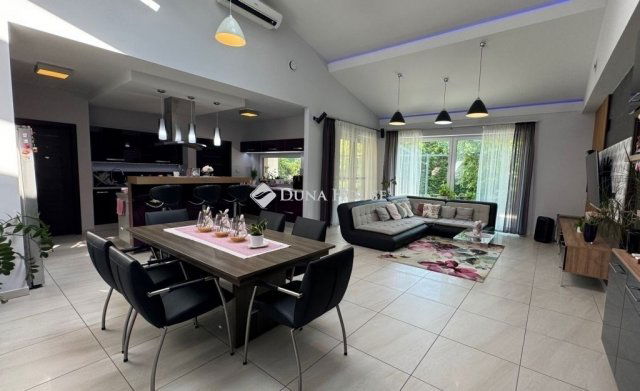 Eladó családi ház, Debrecenben 239.9 M Ft, 5 szobás