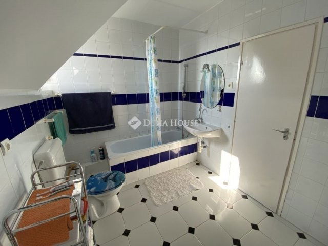 Eladó családi ház, Pécsett 107 M Ft, 5 szobás