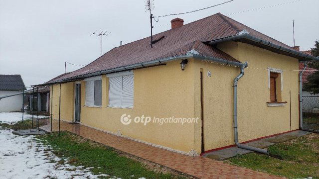 Eladó családi ház, Berekfürdőn 18 M Ft, 2 szobás