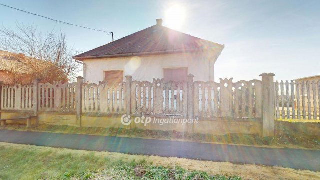 Eladó családi ház, Gemzsén 13 M Ft, 2 szobás