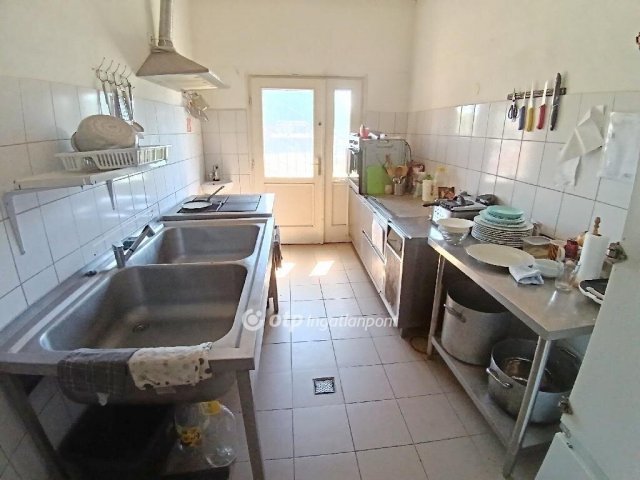 Eladó üzlethelyiség, Kisújszálláson 15.5 M Ft