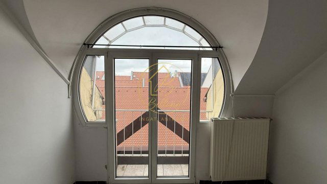 Eladó téglalakás, Pécsett 99 M Ft, 4 szobás